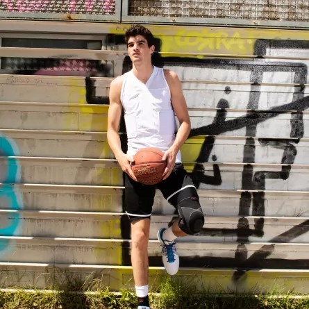 basketball player with the mcdavid knee brace